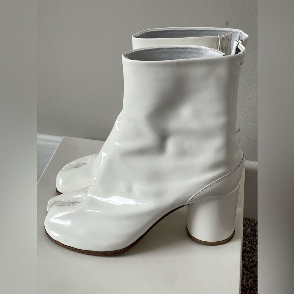 MAISON MARGELIA Patent leather white TABI BOOTS